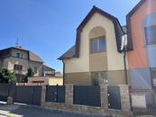 Prodej RD po kompletní reko. dvě bytové jednotky zahrada 710 m2 , cena 6600000 CZK / objekt, nabízí 