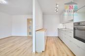 Pronájem krásného, světlého bytu 4+1 po kompletní rekonstrukci, Praha 4, Michle (ul. Ohradní), cena 35000 CZK / objekt / měsíc, nabízí 