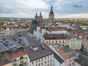 Prostorný podkrovní byt 3+1 na Velkém nám., Hradec Králové s výhledem na Bílou věž a Radnici, cena 9500000 CZK / objekt, nabízí Reality Veličková