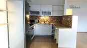 Pronájem útulného bytu 2+kk s balkonem a parkovacím stáním Svobodné Dvory, Hradec Králové, cena 18000 CZK / objekt / měsíc, nabízí 