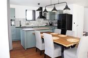 Prodej nadstandardního řadového RD 5+kk se zahradou a 2 parkovacími místy, 136 m2 obytné plochy, cena 14590000 CZK / objekt, nabízí