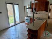 Pronájem bytu 3+1 v obci Město Albrechtice na ulici Nerudova, I. NP, cena 9000 CZK / objekt / měsíc, nabízí 