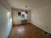 Pronájem bytu 2+1 s balkonem v Krnově na ulici Seifertova, OV, 4. NP, cena 9500 CZK / objekt / měsíc, nabízí 