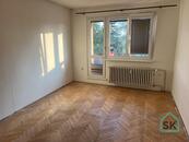 Pronájem bytu 2+1 s balkonem v Krnově na ulici Seifertova, OV, 4. NP, cena 9500 CZK / objekt / měsíc, nabízí 