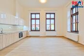 Pronájem nově zrekonstruovaného bytu 1+kk o výměře 39,89 m2 v Českém Brodě na náměstí., cena 14500 CZK / objekt / měsíc, nabízí 
