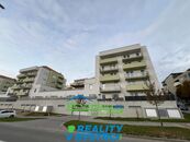 Pronájem garážového stání na ul. Křepelčí, cena 1700 CZK / objekt / měsíc, nabízí 