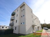 Pronájem moderního bytu 2+kk 56,7 m2 s balkónem, komorou a parkovacím stáním, ul. U Trati, Zbůch, cena 15500 CZK / objekt / měsíc, nabízí 