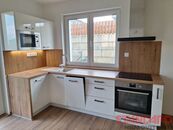 Pronájem mezonetového bytu 3kk (71m2) se zahradou 110 m2 a parkovacím stáním, ul. Habrová, Blovice, cena 20000 CZK / objekt / měsíc, nabízí 