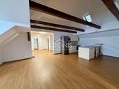 Pronájem podkrovního bytu 100m2, 2+KK, Mírové náměstí, Kadaň , cena 20000 CZK / objekt / měsíc, nabízí 