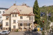 Prvorepubliková vila 15+3,176 m2, obytná plocha 287,45 m2, užitná 482,35 m2 ,podíl 56/96 Modřany, cena 11600000 CZK / objekt, nabízí