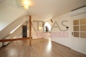 Pronájem podkrovního nezařízeného bytu 3+kk Praha 4 Podolí, V Křovinách, cena 27000 CZK / objekt / měsíc, nabízí ATLAS reality