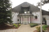 Pronájem klimatizovaného rodinného domu 6+kk se 3 koupelnami a zahradou Horoměřice, cena 68000 CZK / objekt / měsíc, nabízí 