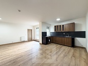 Exkluzivní pronájem bytu 4+ kk, 120m2 s terasou, zahradou a přímým vstupem z garáže, cena 45000 CZK / objekt / měsíc, nabízí Bohemian Estates International s.r.o.