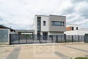 Pronájem rodinného domu 147 m2, Praha - Stodůlky, cena 75000 CZK / objekt / měsíc, nabízí Bohemian Estates International s.r.o.