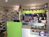 Pronájem obchodu s dětskou obuví/ obchodní prostor Chýně, cena cena v RK, nabízí HVB Real Estate s.r.o.
