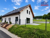 DVOJDOMEK U ČESKÝCH BUDĚJOVIC: 2 IDENTICKÉ NOVOSTAVBY 5+KK, KAŽDÁ S VLASTNÍ ZAHRADOU - Staré Hodějovice / Srubec, lokalita U Veselských, cena 11499000 CZK / objekt, nabízí Kontakt servis CZ s.r.o.