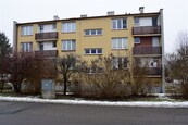 Ve Volyni, v cihlovém domě 3+1 s balkónem, sklepem a s podíly na pozemcích okolo domu, cena 3500000 CZK / objekt, nabízí 