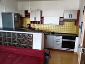 Ve Strakonicích, pronájem zrekonstruovaného a plně vybaveného bytu 2+KK s lodžií a sklepem, cena 10000 CZK / objekt / měsíc, nabízí LIVELI