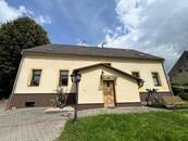 Pronájem podkrovního bytu po rekonstrukci, se zahradou ve Vesci, ul. U Družiny, cena 15490 CZK / objekt / měsíc, nabízí