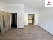 Pronájem bytu 1+kk 33 m2 Spojenců, Úpice, cena 8000 CZK / objekt / měsíc, nabízí 