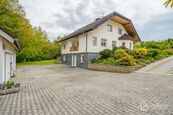 Rodinná vila s velkorysou dispozicí, garáží na tři auta a pozemkem 4 069 m Loket, cena 15500000 CZK / objekt, nabízí 