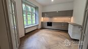 Luxusně zrekonstruovaný byt 1+1 s komorou, parkováním u domu v Karlových Varech., cena 15000 CZK / objekt / měsíc, nabízí 