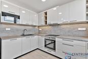 Pronájem zrekonstruovaného bytu 3+1 s lodžií, 68 m² Praha 10, Strašnice, cena 25000 CZK / objekt / měsíc, nabízí 