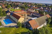 PRONAJMUTO / Prodej penzionu (2872m2), pozemek (7964m2), bazén, stáje, Křivoklátsko, cena cena v RK, nabízí