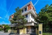 Pronájem výjimečného bytu 2+kk (75m2), bazén, terasa a krásné výhledy na Prahu, Vinohrady, cena 35000 CZK / objekt, nabízí 