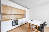 Pronájem klimatizovaného zrekonstruovaného zařízeného bytu 2+kk, 50 m2 + sklep, ulice Březinova, Kar, cena 33900 CZK / objekt, nabízí 