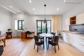 Pronájem nadstandardně vybaveného designového bytu 2+kk (72m), BALKON S VÝHLEDEM DO ZELENĚ, KLIMATIZ, cena 39000 CZK / objekt / měsíc, nabízí Faraon Reality, s.r.o.