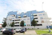 Pronájem bytu 2+kk s terasou a garážovým stáním, 56 m², Chlebovická, Praha 9 Letňany, cena 25000 CZK / objekt / měsíc, nabízí 