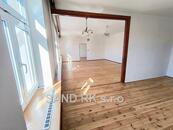 Velký cihlový byt 4,5+1 (celé patro, 130m2) se zahradou, cena 7500000 CZK / objekt, nabízí 