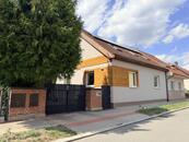 Pronájem prostorného rodinného domu 5+kk se zahradou a bazénem Pardubice, Studánka, cena 49000 CZK / objekt / měsíc, nabízí 