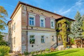 Prodej prostorného bytu 2+1 (63 m2) s pavlačí v historické vile - Mladá Boleslav, cena 5990000 CZK / objekt, nabízí 