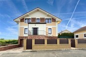 Prodej moderní vily 6+1, 394m2, Makotřasech, - prostorný rodinný dům s krásným výhledem a skvělou dostupností do Prahy, cena 18900000 CZK / objekt, nabízí CENTURY 21 Premium