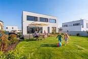 Pronájem RD 6+kk+pracovna s pozemkem 735 m2, Praha 5 Stodůlky, cena 85000 CZK / objekt / měsíc, nabízí CENTURY 21 Premium
