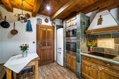 Horská chalupa z roku 2012 pro náročné. Bazén, sauna, kachlová kamna. Parkování. Udržovaná zahrada. Celoroční využití pro sebe či krátkodobé pronájmy. Ihned k dispozici., cena 8900000 CZK / objekt, nabízí CENTURY 21 Premium
