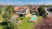 Prodej rodinného domu 210 m2 s terasou, garáží, bazénem, na pozemku 1249 m2, Hořín, Jahodová ul., cena 14900000 CZK / objekt, nabízí 