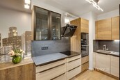 Moderní 2+kk na prodej. Garážové stání, balkón s výhledem, sklepní kóje. Blízko metra i přírody. Projekt YIT Suomi Hloubětín na Praze 9. Investiční byt na pronájem nebo časem pro vlastní bydlení. Nabí, cena 9290000 CZK / objekt, nabízí CENTURY 21 Premium