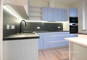 K dlouhodobému pronájmu nabízíme komfortní byt 2+1 (68 m2) v rodinném domě se samostatným vstupem, v klidné části Prahy 9 - Vysočany, cena 28000 CZK / objekt / měsíc, nabízí CENTURY 21 Ruby