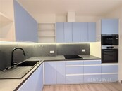 Prostorných 68 m2 v rodinném domě u metra: Klid, klima a energie v ceně, cena 27000 CZK / objekt / měsíc, nabízí 