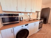 Světlý, moderní byt 2+kk (43 m2) s lodžií a garážovým stáním - Hnězdenská, Praha 8, cena 23000 CZK / objekt / měsíc, nabízí CENTURY 21 Ruby