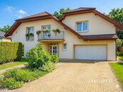 Pronájem domu 6+1 290 m2 užitné plochy se zahradou 896 m2 s krytým bazénem v Rozkoši u Průhonic, cena 69999 CZK / objekt / měsíc, nabízí 