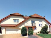 Pronájem rodinného domu 290 m2 s krytým bazénem, Jesenice Zdiměřice, cena 69999 CZK / objekt / měsíc, nabízí 