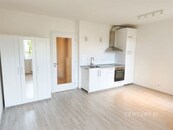 Světlý byt 1+kk s předzahrádkou a parkingem, Praha 9 Vysočany, cena 17000 CZK / objekt / měsíc, nabízí CENTURY 21 Ruby