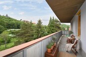 Prostorný byt 100 m2 3+kk s balkónem 17,7 m2, sdílenou zahradou a vlastním garážovým stáním, cena 13990000 CZK / objekt, nabízí 