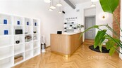 Exkluzivní příležitost: Přenechání zavedeného prémiového salonu v srdci Vinohrad, cena 50000 CZK / objekt / měsíc, nabízí 