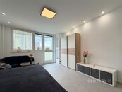 Moderně zařízený a světlý byt 2+kk s lodžií v klidné části Prahy 17 - Řepy, cena 25000 CZK / objekt / měsíc, nabízí CENTURY 21 Ruby