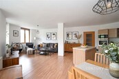 Prostorný byt 100 m2 s balkónem 17,7 m2, sdílenou zahradou a vlastním garážovým stáním, cena 13990000 CZK / objekt, nabízí CENTURY 21 Ruby